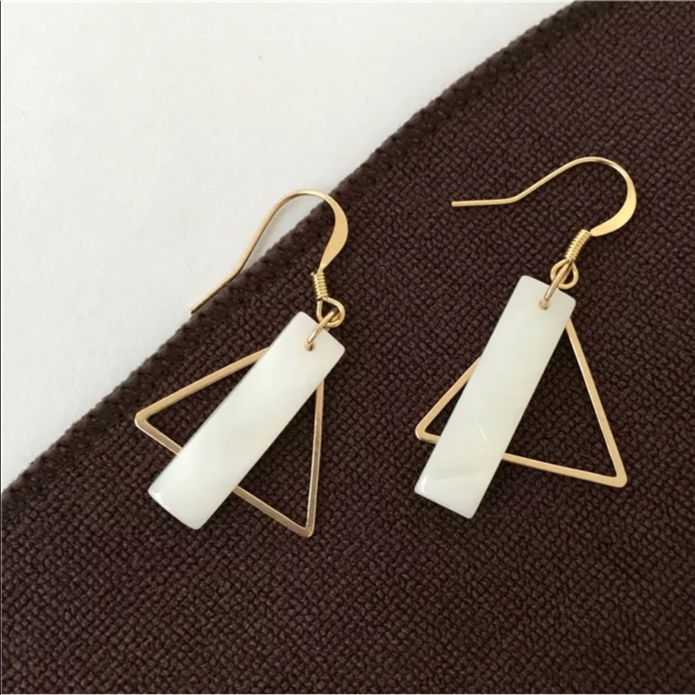 ⭐️Gold Tone and white Shell Geometric Earrings